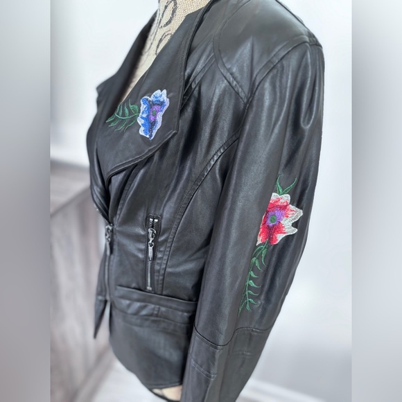 Nygard Jacket BNWT Size 10 White with Flower Designs Gorgeous